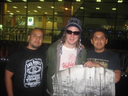 En el aeropuerto. D.Pirner con el chullo azul que le regale junto a mi mejor amigo Andy.